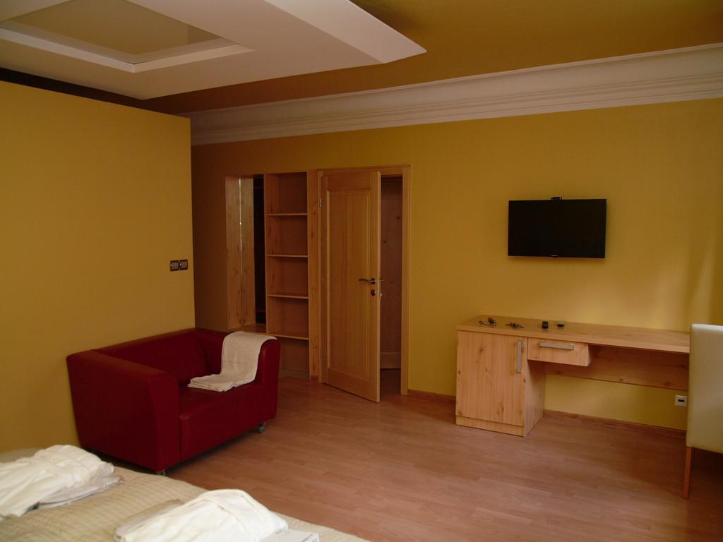 Apartments And Suites Кремница Номер фото